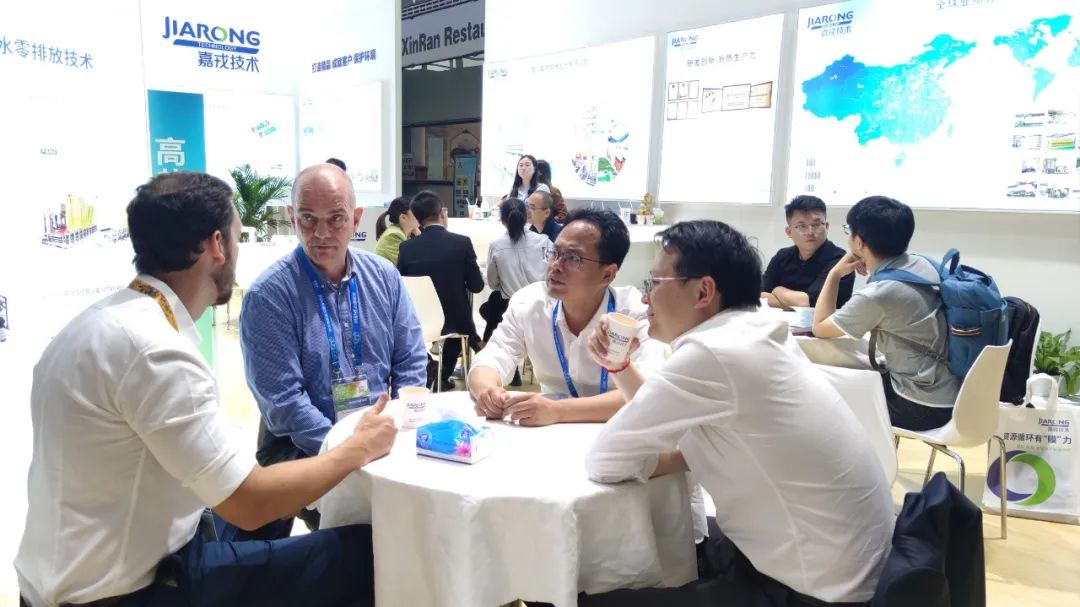 开云官方董事长董正军与客户交谈