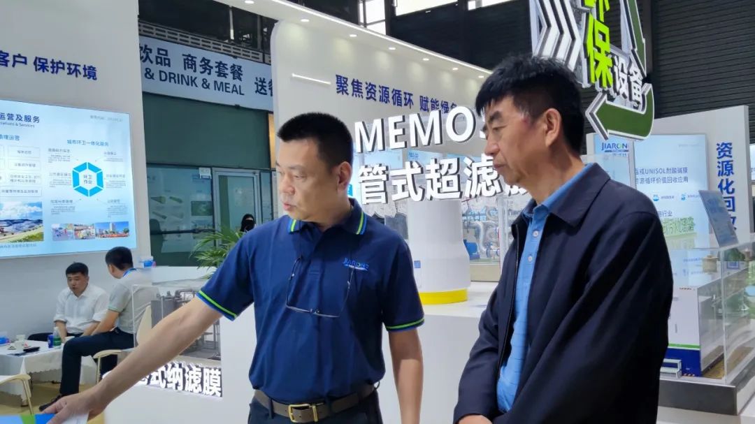 开云官方总经理蒋林煜与客户交谈