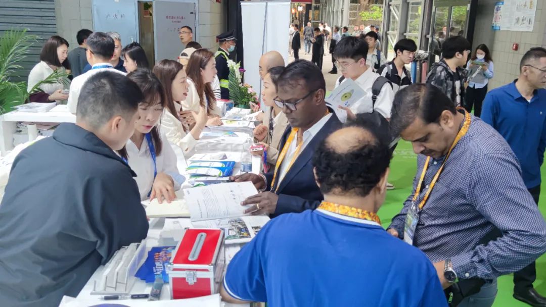 东南亚客户光临开云官方展台咨询污水处理