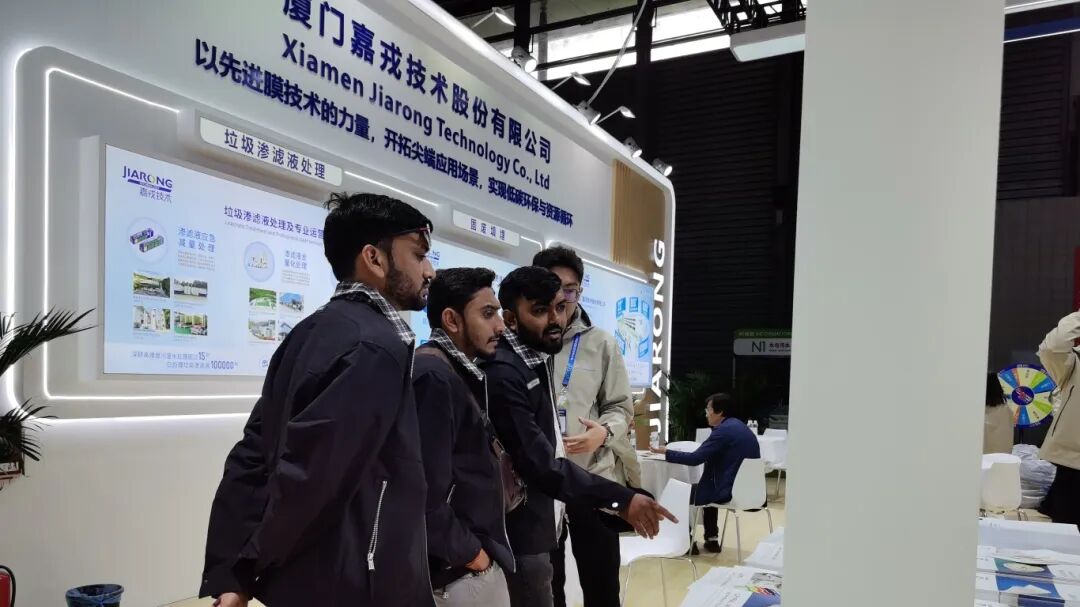 国外嘉宾参观开云官方展台